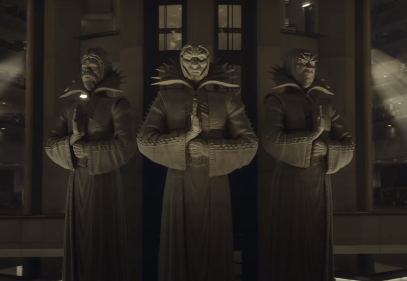 Fragmanda saniyeler 1:43'e geldiğinde ise hepsi kafa desteklerine sahip cüppeli üç heykel gösteriliyor.