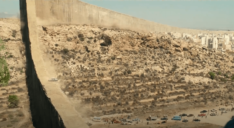 Said Bin Abydos'un topraklarını ve şehrin en fakir sakinlerinden yaşadığı arazilerini çevreleyen bir taş duvar zeminden yükselir.