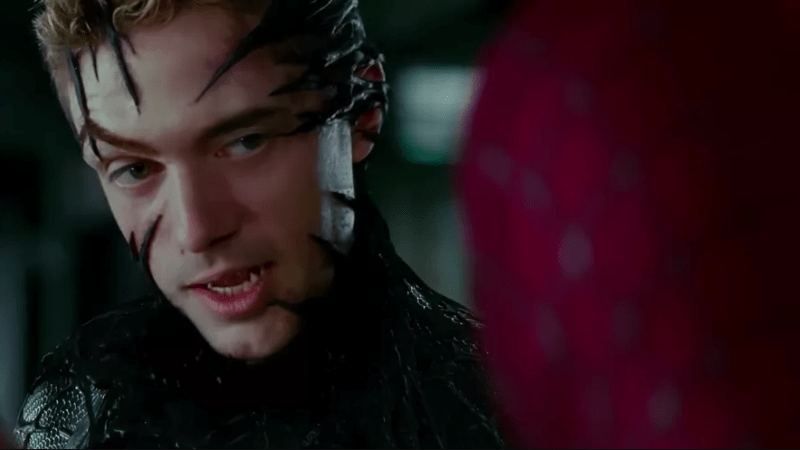 Topher Grace'in canlandırdığı Venom, Hardy'nin Venom yinelemesiyle tam bir tezatlık oluşturuyor.