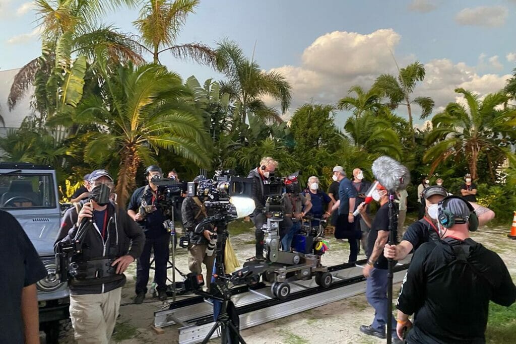 Kendisini fazla ciddiye almayı reddeden eski bir lise konseptli gişe rekorları kıran bir film haline geliyor.