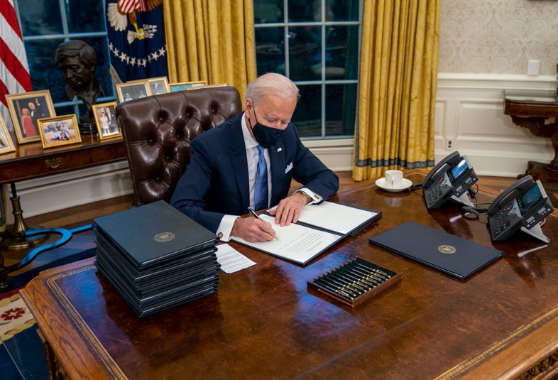 Oysa Joe Biden’ın masasının üzerinde gözükmüyor. (Diyet Kola Düğmesi)